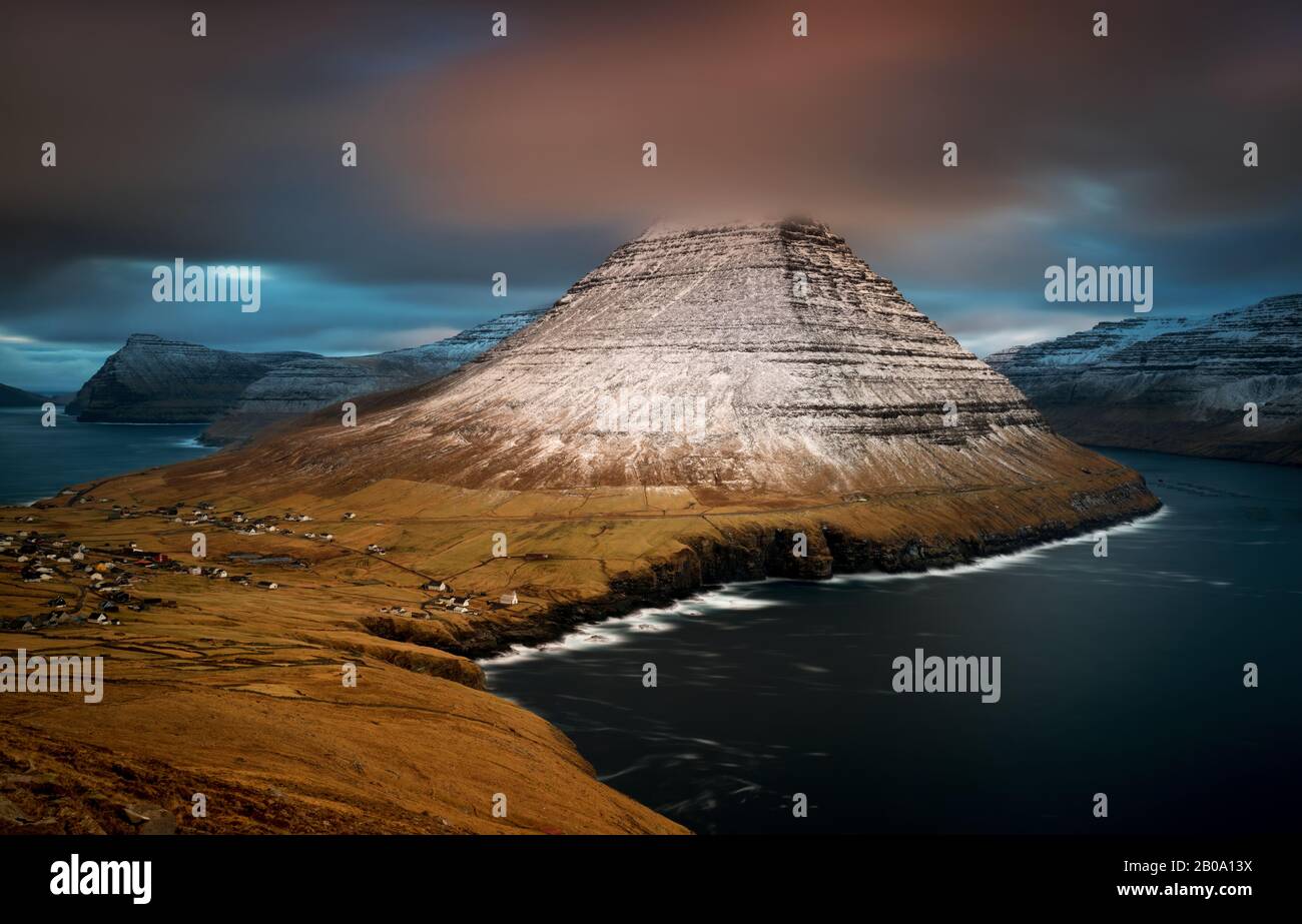 Vidoy vidareidi Dorf auf der Insel mit Malinsfjall Berg im Hintergrund, Färöer Inseln Stockfoto