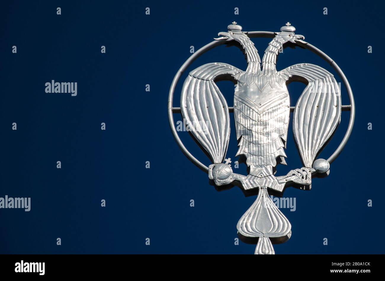 Wappen Russlands, silberner doppelköpfiger Adler vor dem Hintergrund des blauen Himmels. Silbernes russisches heraldisches Symbol, Hintergrund mit Kopierraum. Stockfoto