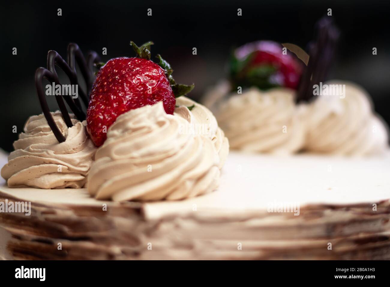 Erdbeere, die einen Kuchen schmückt Stockfoto