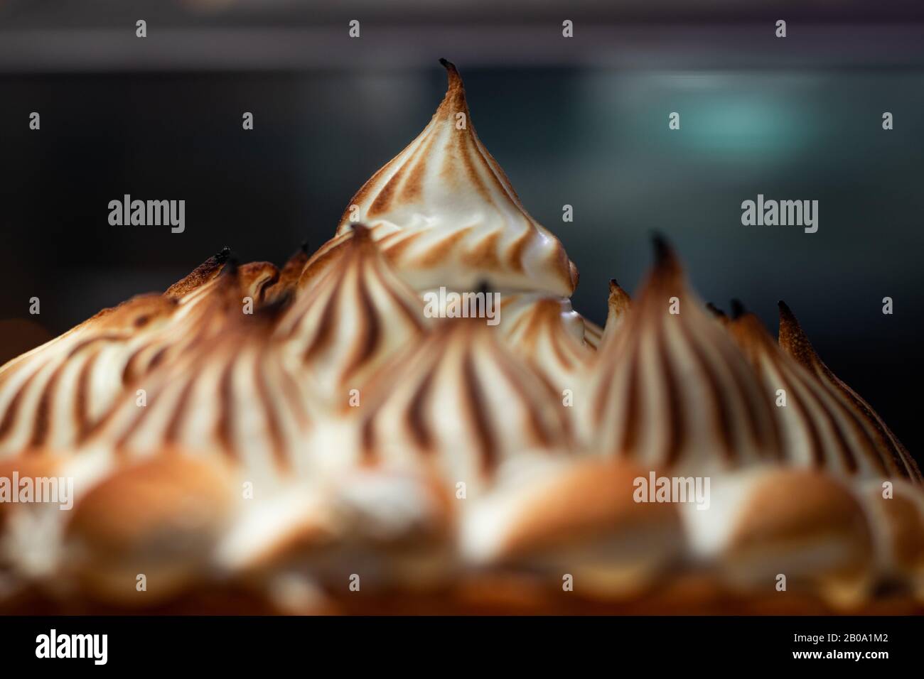 Meringue, das von einer Zitronenkuchen toppt Stockfoto