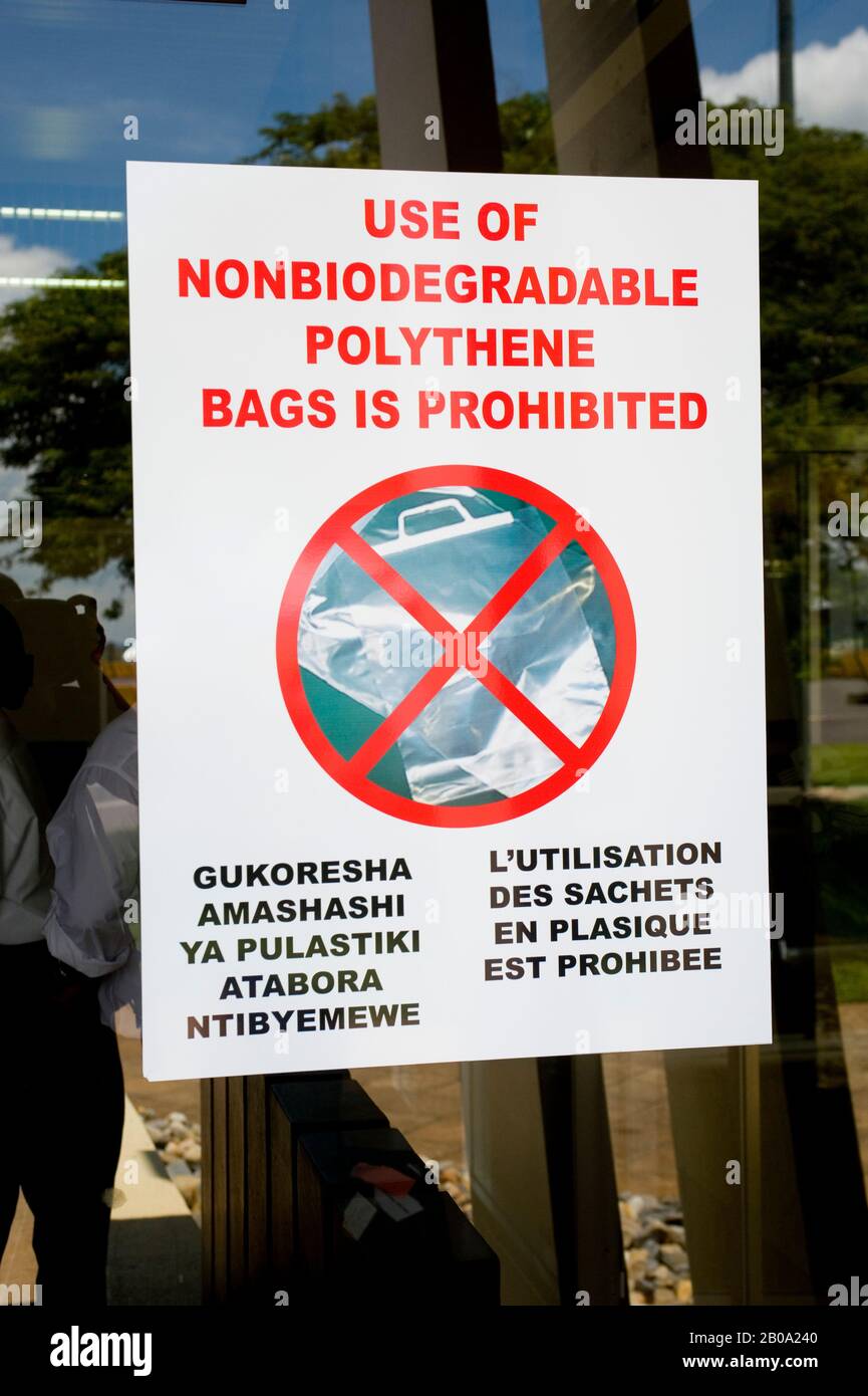 RUANDA, FLUGHAFEN KIGALI, UMWELTPLAKAT, DAS NONBIODEGRADIBLE PLASTIKTÜTEN VERBIETET Stockfoto