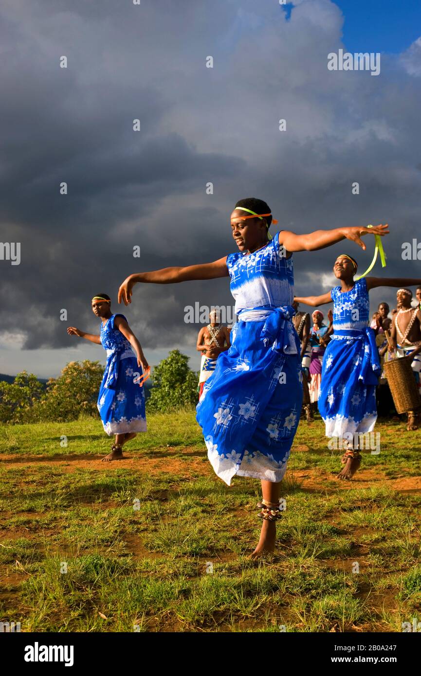 RUANDA, VIRUNGA, LOKALE TANZGRUPPE MIT TRADITIONELLEN TÄNZEN Stockfoto