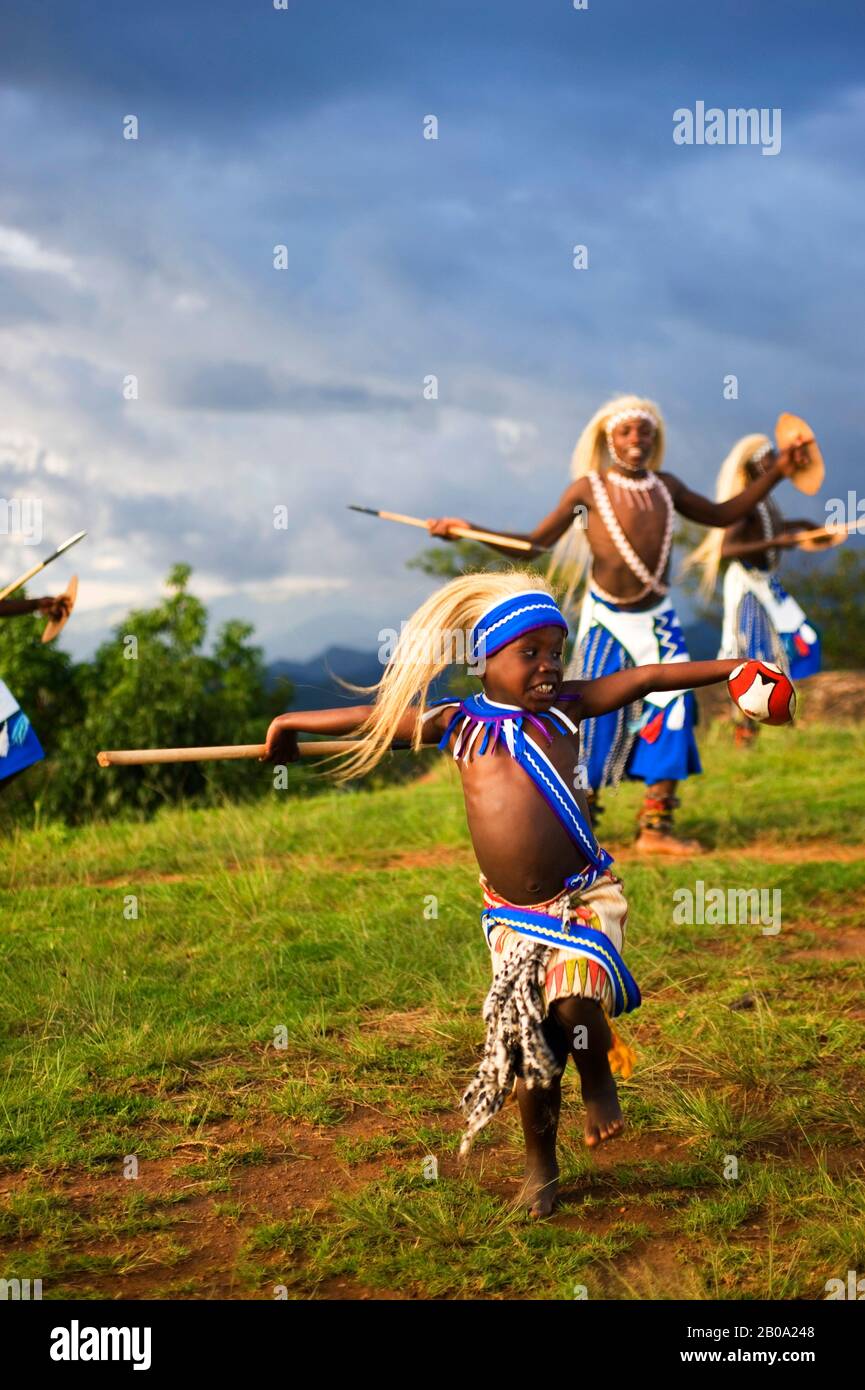 RUANDA, VIRUNGA, LOKALE TANZGRUPPE MIT TRADITIONELLEN TÄNZEN, JUNGENTÄNZER Stockfoto