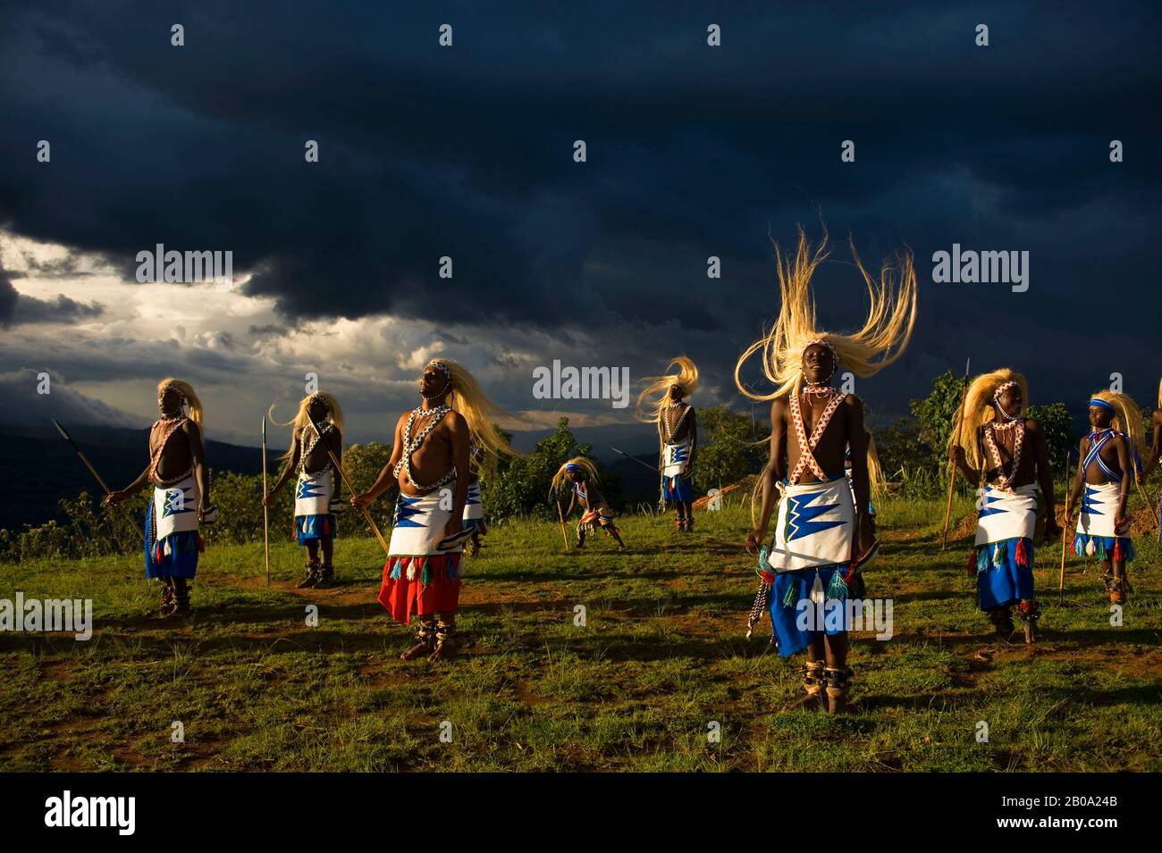 RUANDA, VIRUNGA, LOKALE TANZGRUPPE MIT TRADITIONELLEN TÄNZEN Stockfoto