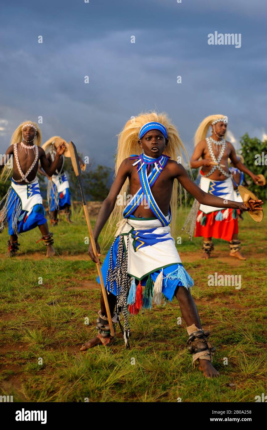 RUANDA, VIRUNGA, LOKALE TANZGRUPPE MIT TRADITIONELLEN TÄNZEN, JUNGENTÄNZER Stockfoto