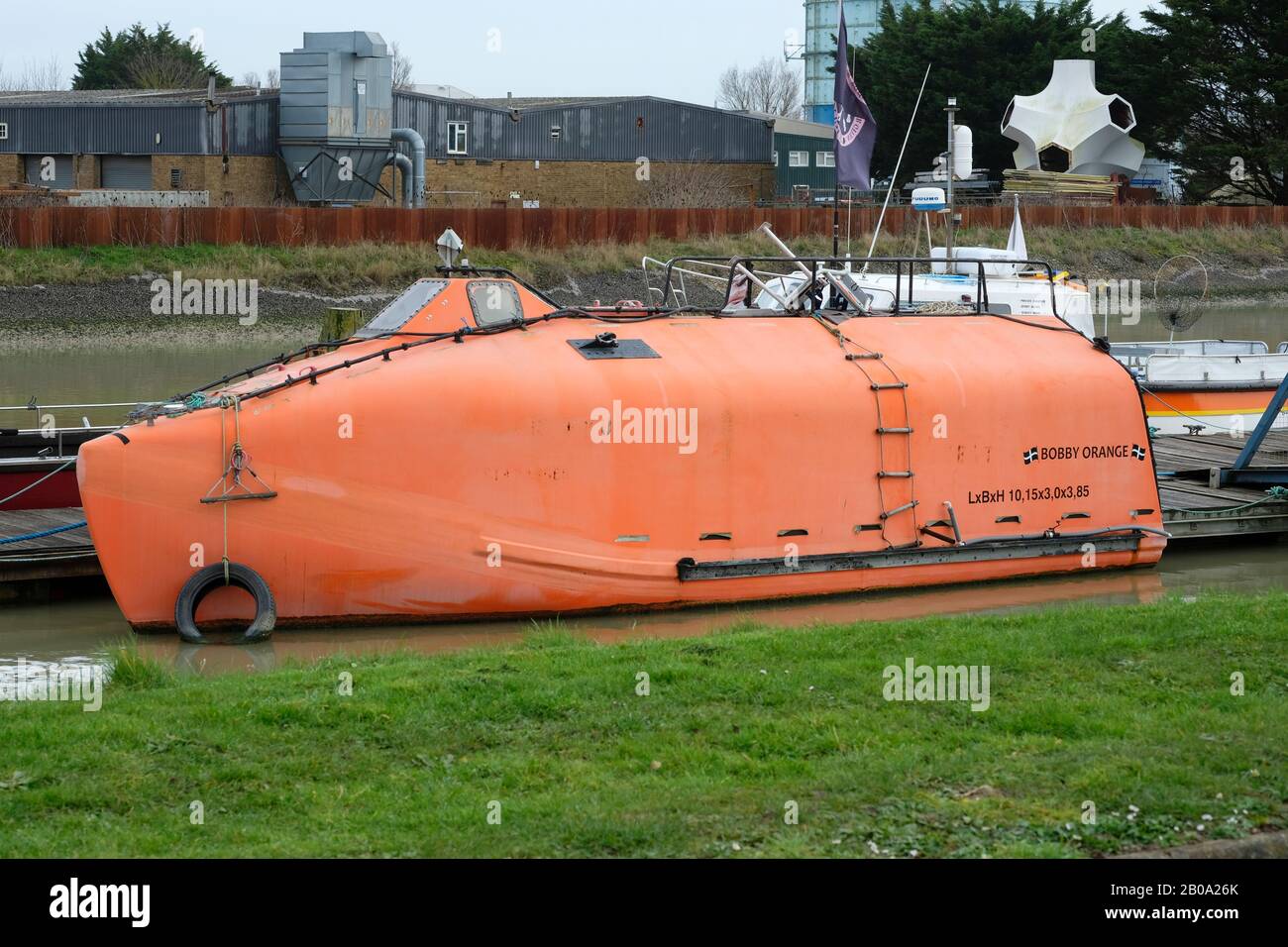 "Bobby Orange", ein umgebautes Rettungsboot für Ölbohranlagen, das in Littlehampton Marina, West Sussex, England, festgemacht wurde Stockfoto