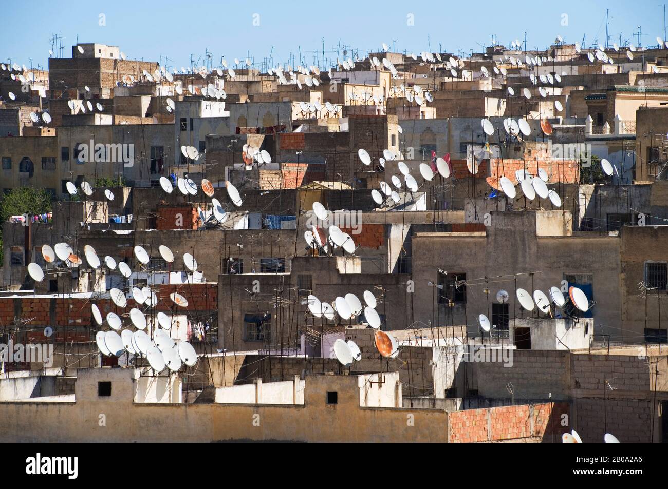 MAROKKO, FEZ, MEDINA (ALTSTADT) ÜBERSICHT MIT SATELLITENSCHÜSSELN Stockfoto