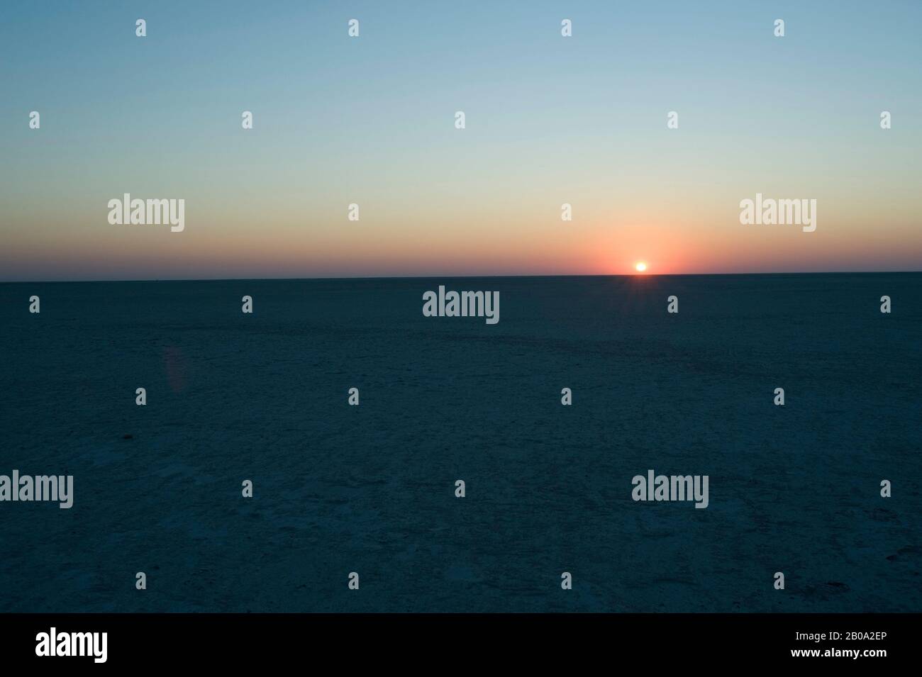 BOTSUANA, KALAHARI-WÜSTE, SONNENAUFGANG ÜBER MAKGADIKGADI SALZPFANNE Stockfoto