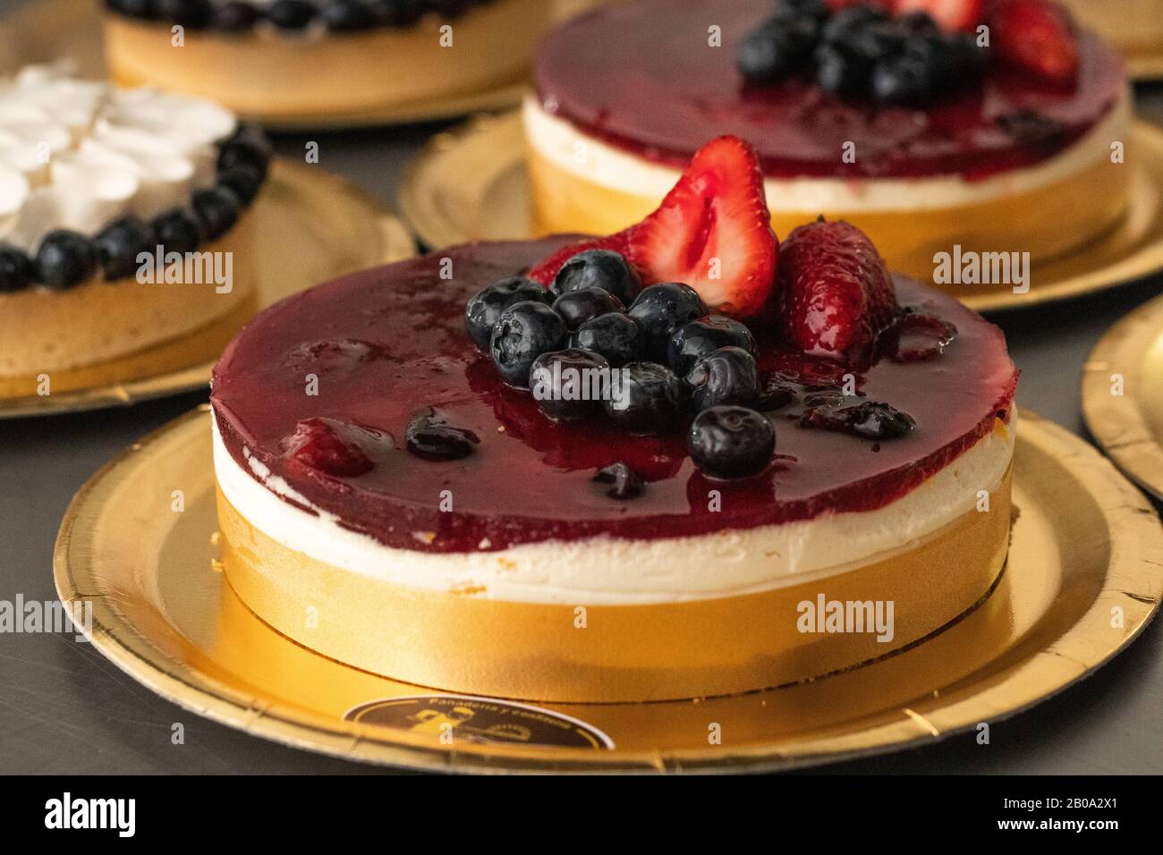 Frischer Käsekuchen mit Erdbeerbelag Stockfoto