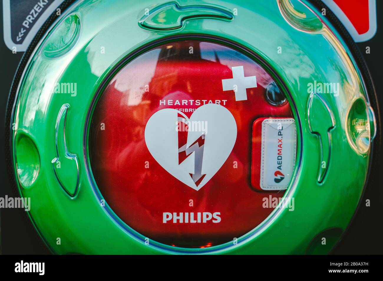 Automatisierter externer Defibrillator AED Philips auf der Straße in der Stadt Danzig, Polen am 8. Februar 2020. AED-HLW-Notfallsets. Medizinisch Stockfoto