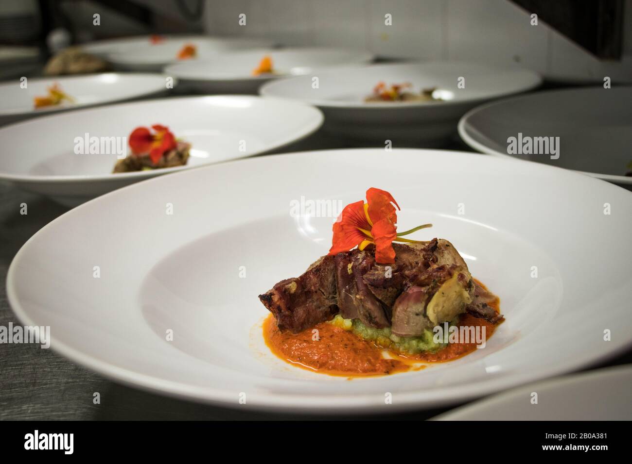 Fleischgericht mit wilden Blumen dekoriert Stockfoto