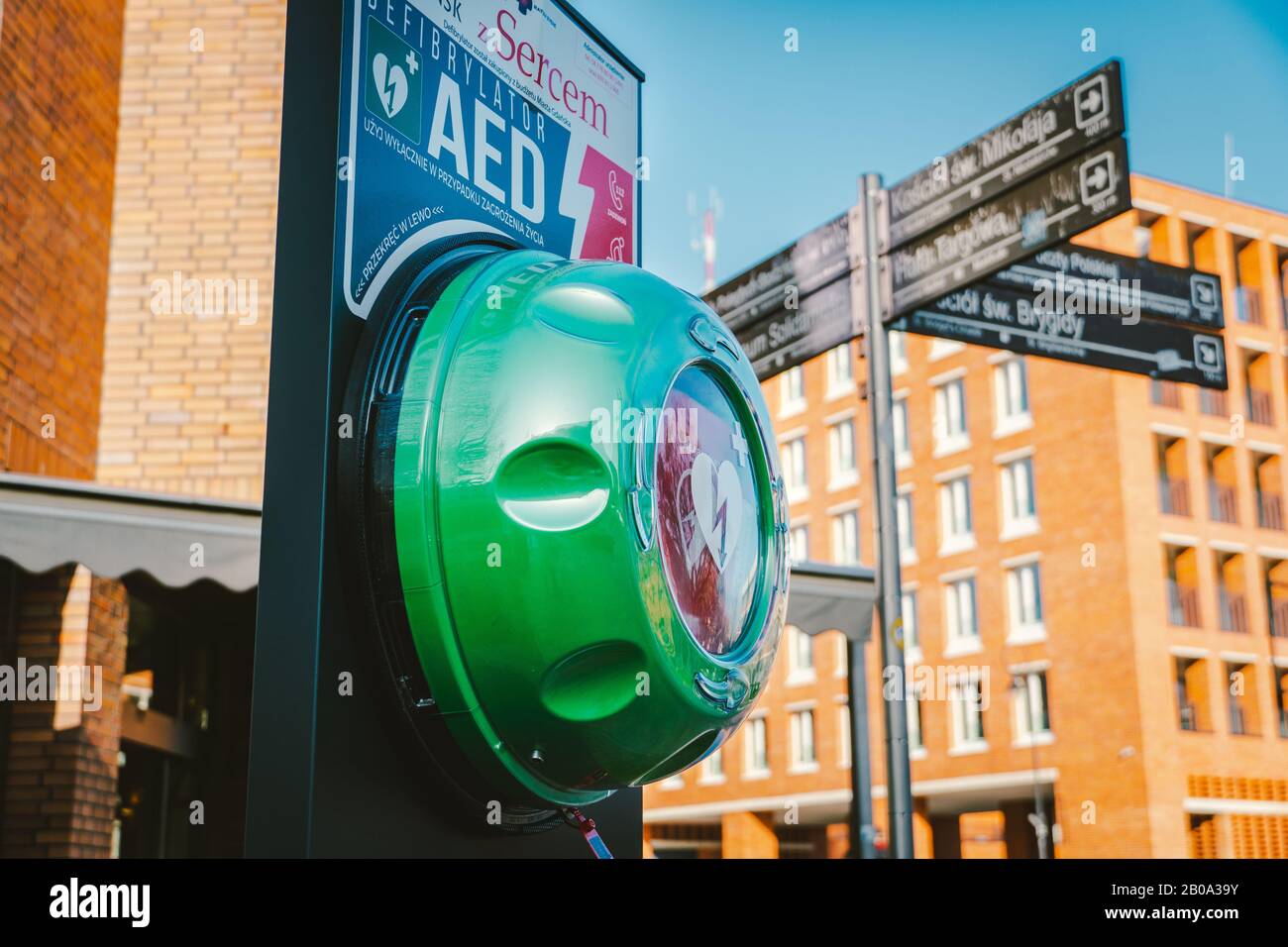 Automatisierter externer Defibrillator AED Philips auf der Straße in der Stadt Danzig, Polen am 8. Februar 2020. AED-HLW-Notfallsets. Medizinisch Stockfoto