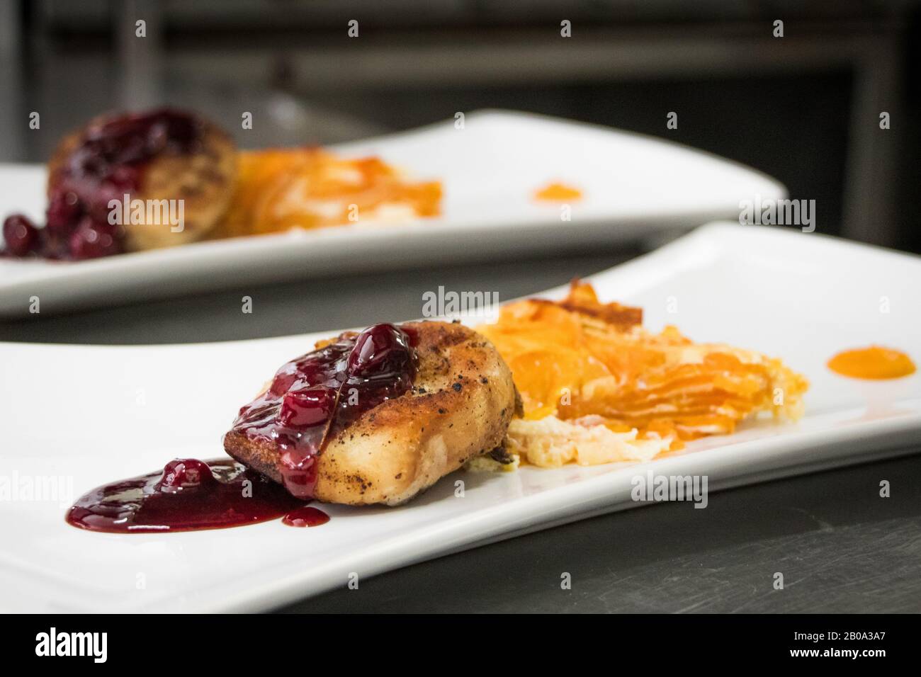 Flussfisch mit süßer Anrichichtung Stockfoto