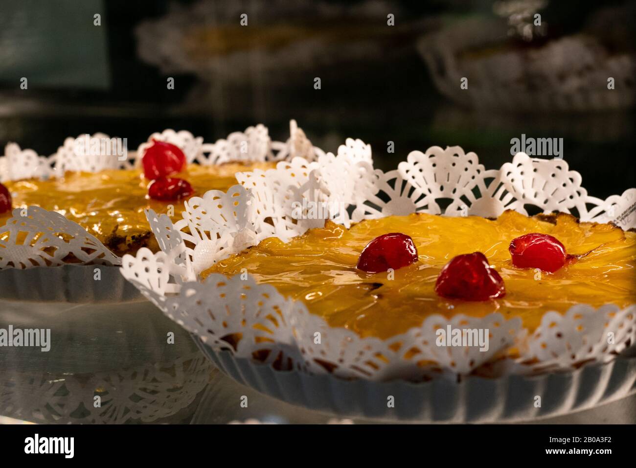 Pfirsichkuchen mit Kirschen oben Stockfoto