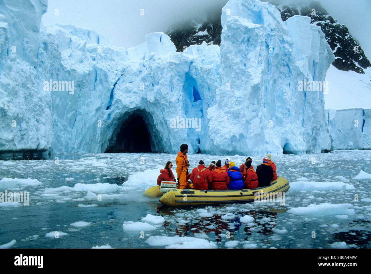 ANTARKTIS, TOURISTEN IM GUMMIBOOT, DIE EISBERGE AN DER PARADISE BAY ERKUNDEN Stockfoto