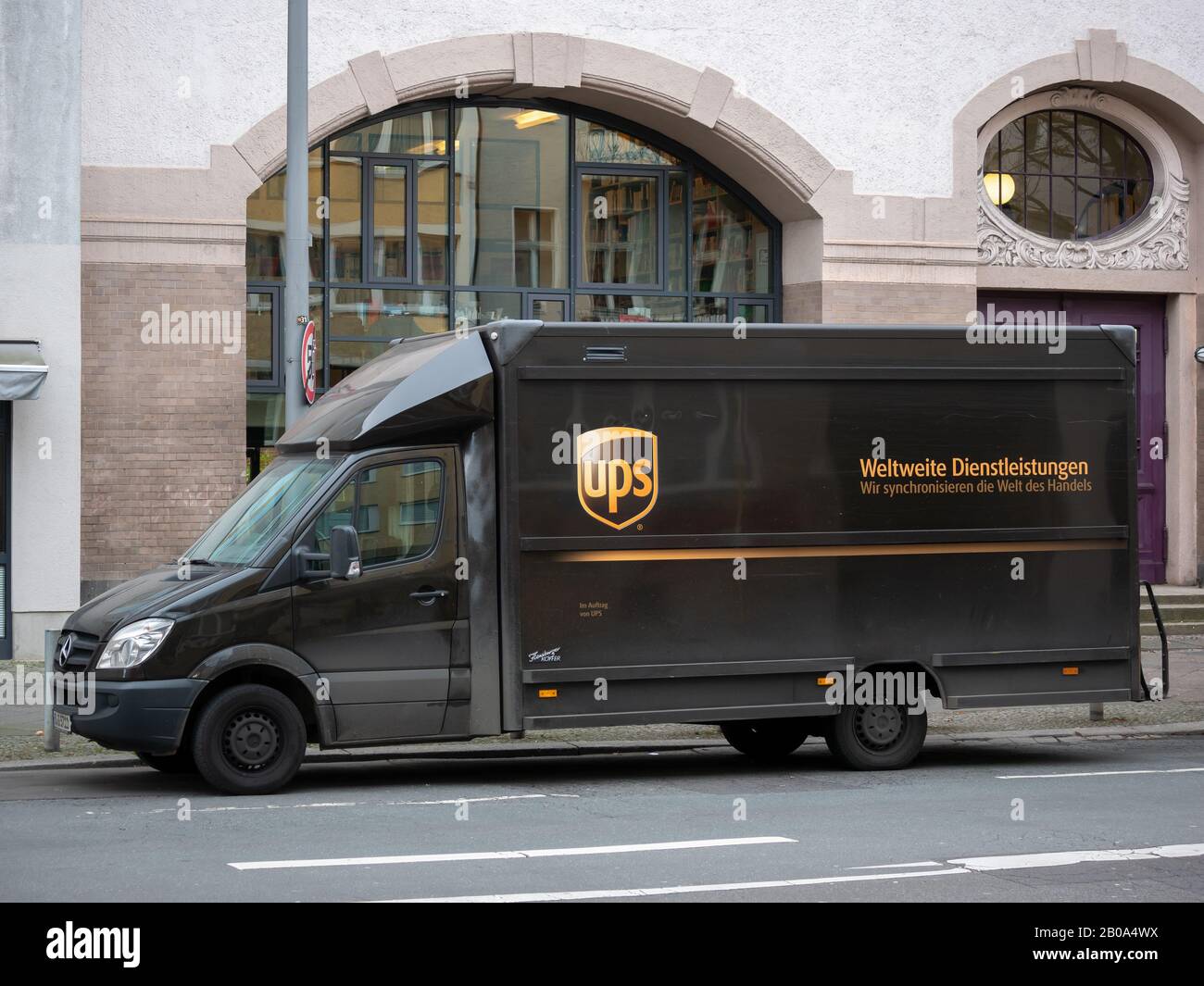 Berlin, DEUTSCHLAND - 9. FEBRUAR 2020: Kleinlaster der Paketzustellungsfirma UPS In Berlin, Deutschland Stockfoto