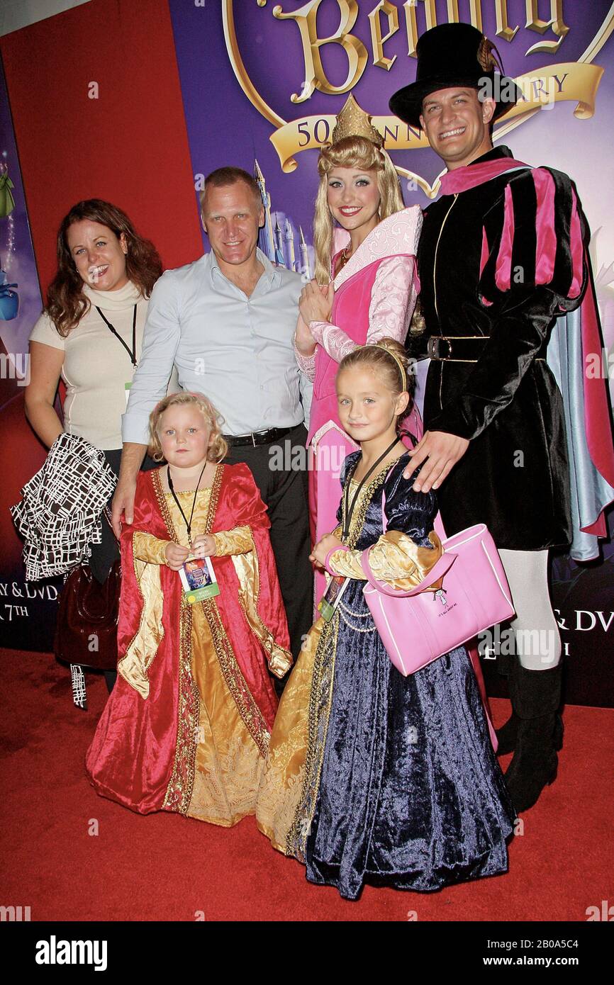 New York, NY, USA. September 2008. Schauspieler Terry Serpico, (L), Familie in der Walt Disney DVD "Sleeping Beauty" in Chelsea Cinemas. Kredit: Steve Mack/Alamy Stockfoto