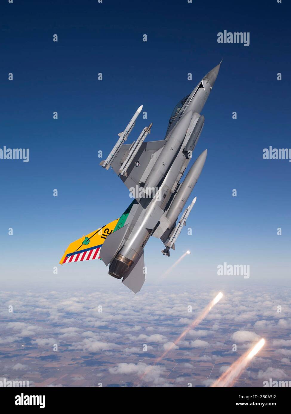 Ein Kampfflugzeug der U.S. Air Force F-16 Fighting Falcon, dem der "180th Fighter Wing" Zugewiesen wurde, entlässt während einer Routineschulungsmission am 5. Dezember 2017 über Ohio Flares. Stockfoto