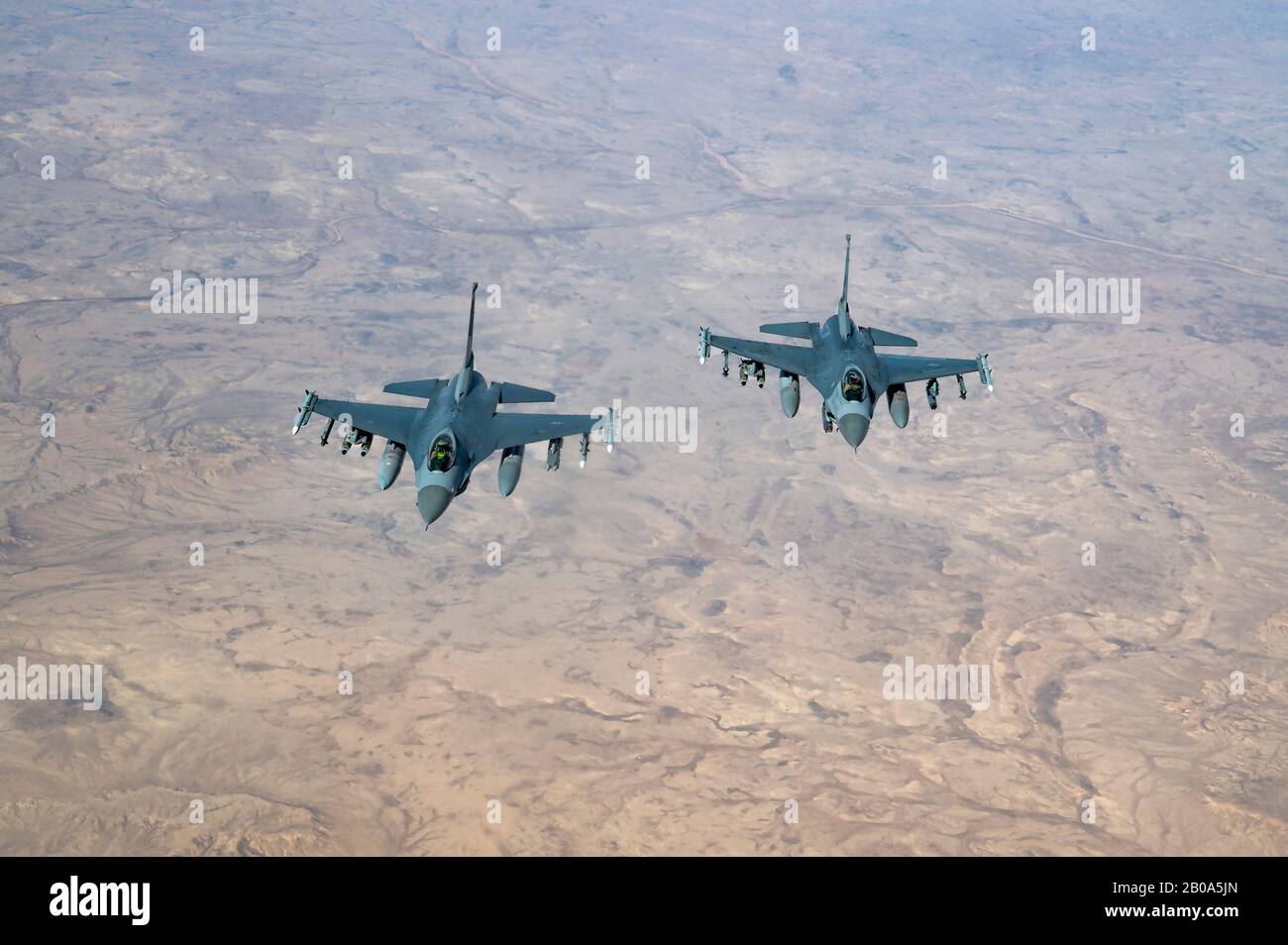 Zwei Kampfflugzeuge der U.S. Air Force F-16 Fighting Falcon, die der 555th Expeditionary Fighter Squadron zugeordnet sind, fliegen während einer Mission vom 6. Februar 2020 über den Irak in Formation. Stockfoto