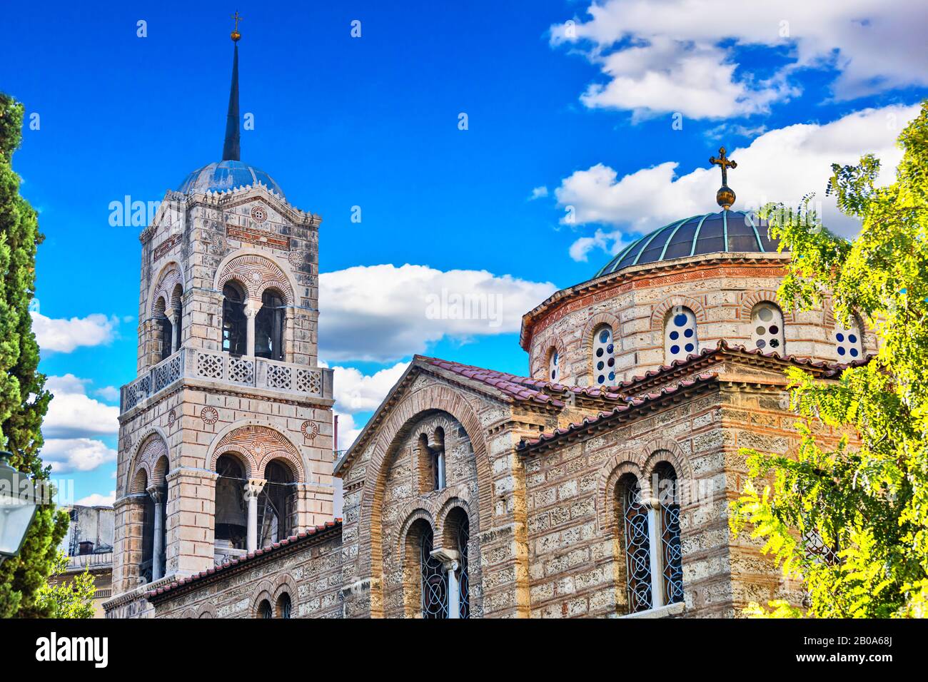 Griechische Kirche in Athen gegen blauen Himmel Stockfoto