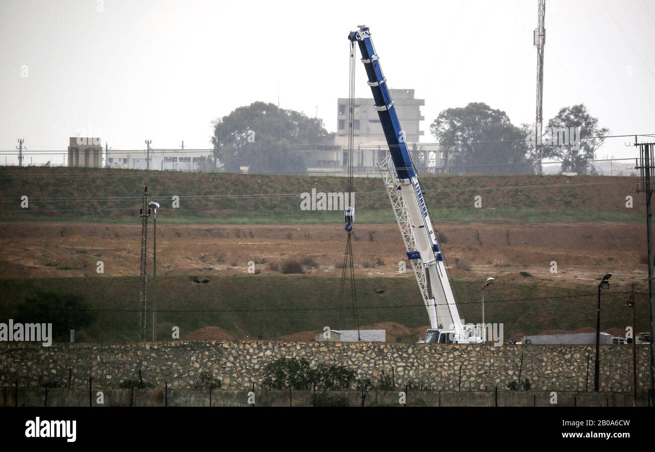 Ein Bild, das in Rafah im südlichen Gazastreifen an der Grenze zu Ägypten aufgenommen wurde, zeigt am Mittwoch, den 19. Februar 2020, einen Kran an der Baustelle einer Mauer auf der ägyptischen Seite der Grenze. Ägypten hat begonnen, entlang seiner Grenze zu Gaza eine Betonmauer zu errichten, sagte Sicherheitsquelle: Der Grenzübergang Rafah mit Ägypten, das einzige Tor aus Gaza, das nicht nach Israel führt. Die Mauer wird entlang der Linien einer alten, niedrigeren Barriere errichtet, die eine unterirdische Struktur umfasst, die Schmuggeltunnel zwischen Gaza und Ägypten eindämmen soll. Foto von Ismael Mohamad/UPI Stockfoto