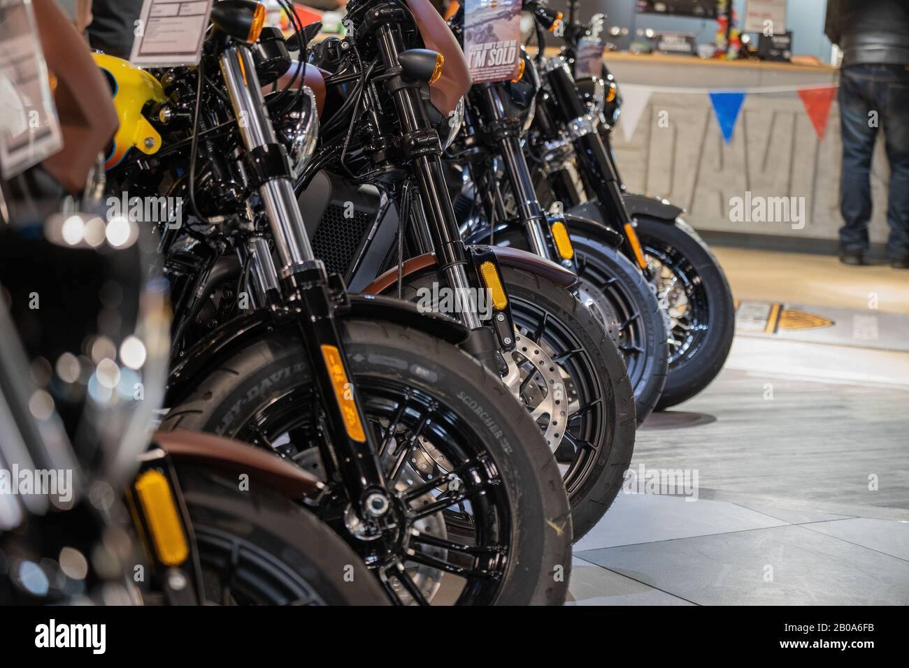 Reihe von Motorrädern im Showroom Vorderräder bei Harley-Davidson Reading Berkshire England Stockfoto