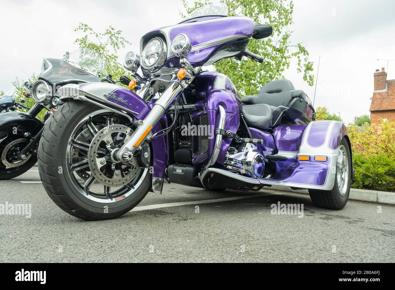 Lila Trike geparkt bei Harley-Davidson Reading Berkshire England Stockfoto