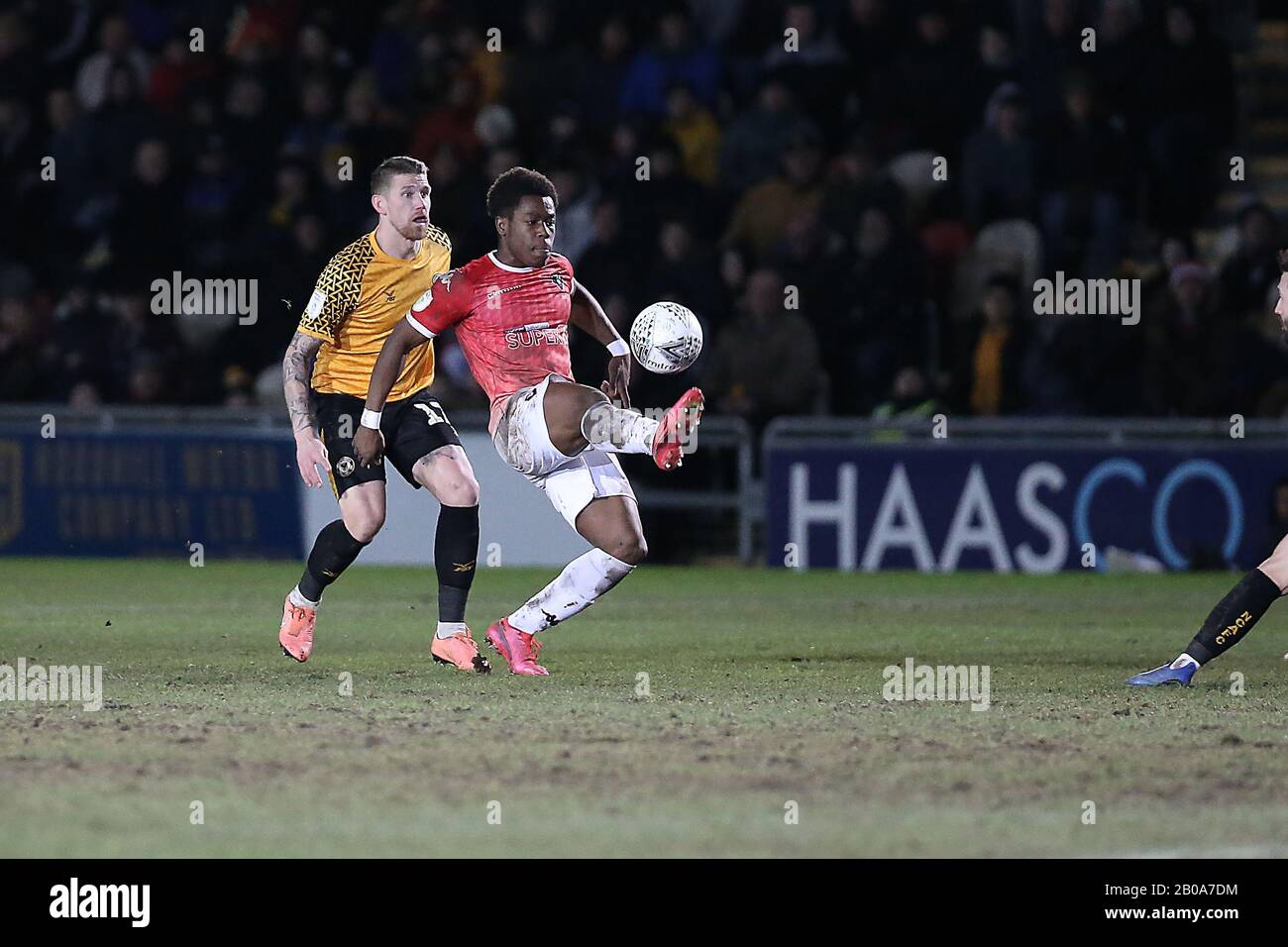 Newport, Großbritannien. Feb. 2020. Brandon Thomas-Asante von Salford City und Schotte Bennett von Newport County während des EFL Trophy-Halbfinalspiels zwischen Newport County und Salford City bei Rodney Parade, Newport, Wales am 19. Februar 2020. Foto von Dave Peters. Nur redaktionelle Nutzung, Lizenz für kommerzielle Nutzung erforderlich. Keine Verwendung bei Wetten, Spielen oder einer einzelnen Club-/Liga-/Spielerpublikationen. Kredit: UK Sports Pics Ltd/Alamy Live News Stockfoto