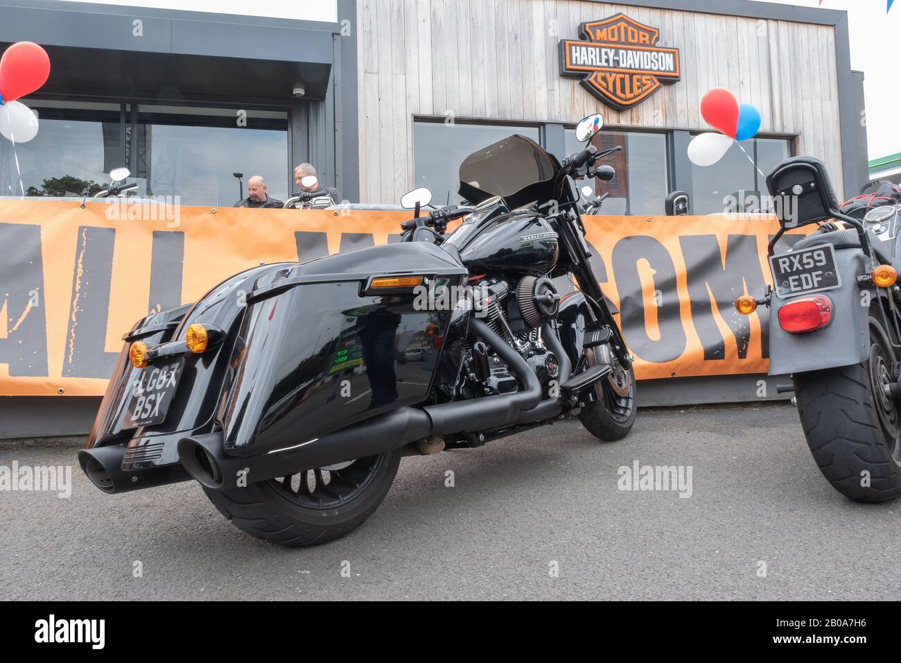 Große schwarze Harley-Davidson Parkte außerhalb des Reading Berkshire England Store Stockfoto