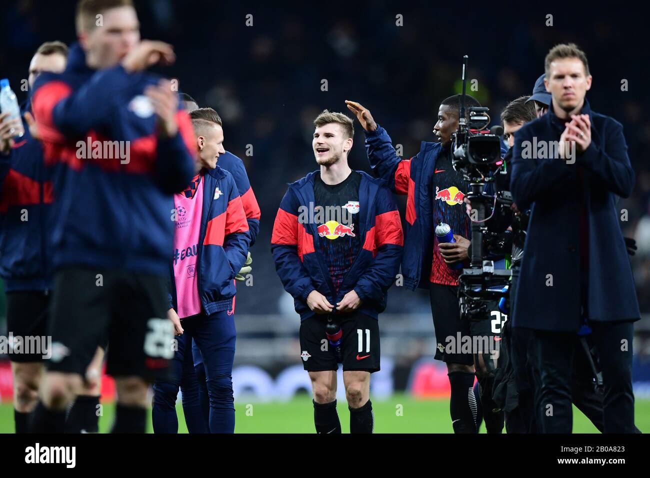 London, Großbritannien. Feb. 2020. Fußball: Champions League, Runde 16, Hinspiel, Tottenham Hotspur - RB Leipzig im Tottenham Hotspur Stadium. Timo Werner (M, 11) lächelt nach dem Spiel, neben ihm ist Nordi Mukiele (22), im Vordergrund klappt Trainer Julian Nagelsmann (r). Kredit: Robert Michael / dpa-Zentralbild / dpa / Alamy Live News Stockfoto