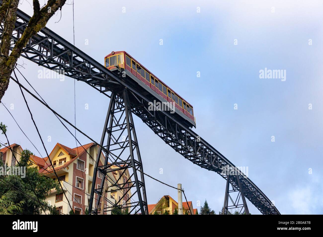 Untere Ansicht auf den Schienen der Legende der Standseilbahn. Einzigartige Brücke. Standseilbahn auf Fancan Stockfoto