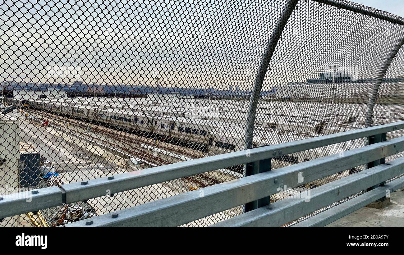 Ein Schutzzaun, der die Züge der Hudson Yards Long Island Railroad umschließt. Stockfoto