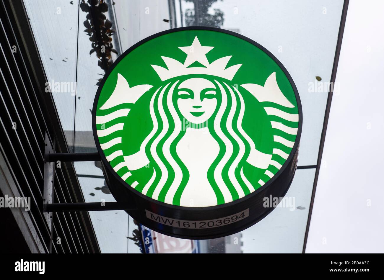 Amerikanischen multinationalen Kette Starbucks Kaffee Logo in Hong Kong gesehen. Stockfoto