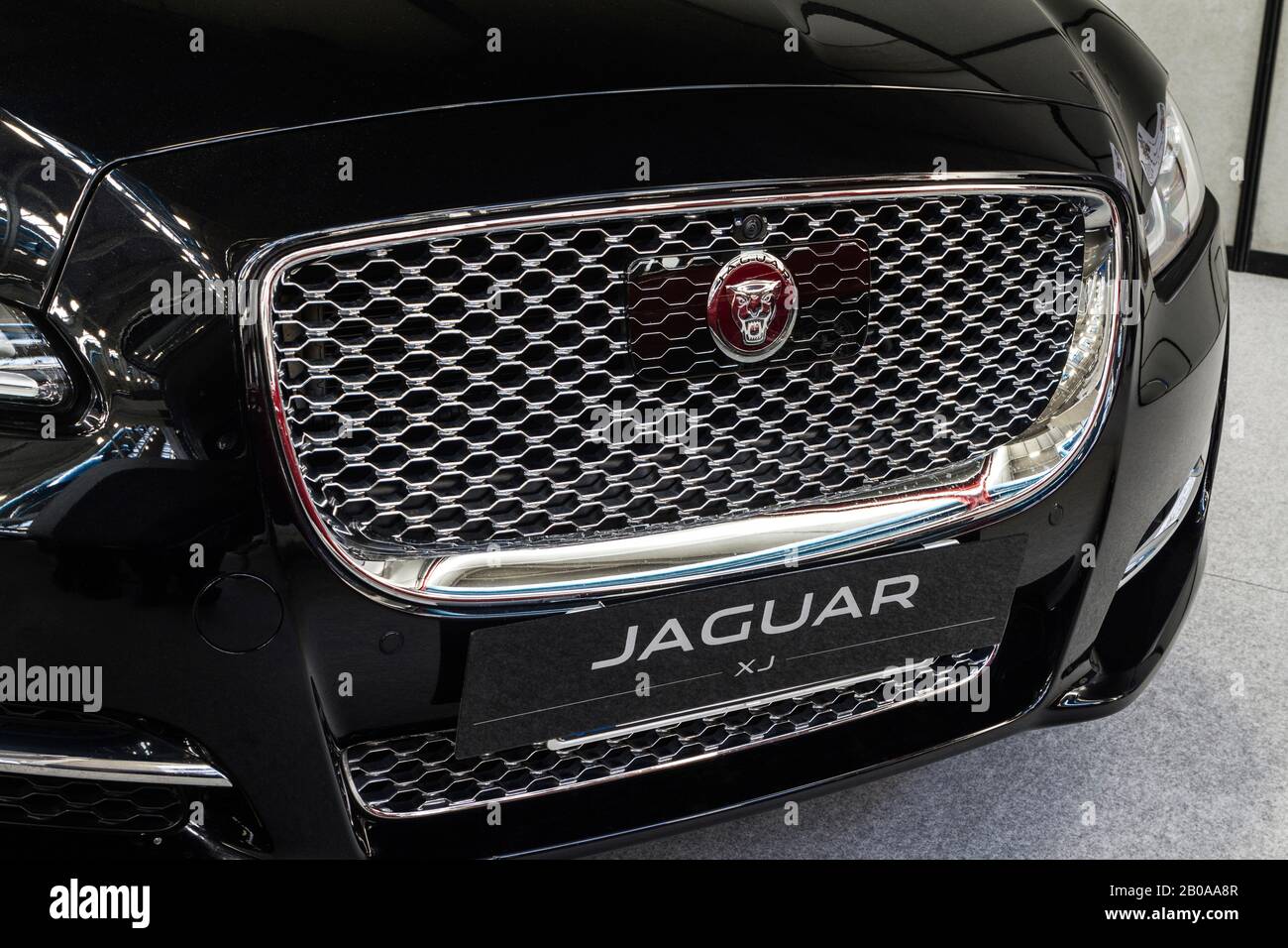 Detail des Kühlergrills auf einem Jaguar XJ Stockfoto