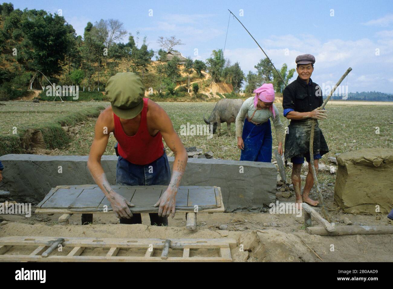 CHINA, PROVINZ YUNNAN, XISHUANG BANA, SHUI DAI LEUTE, DIE FLIESEN FÜR DACH MACHEN Stockfoto