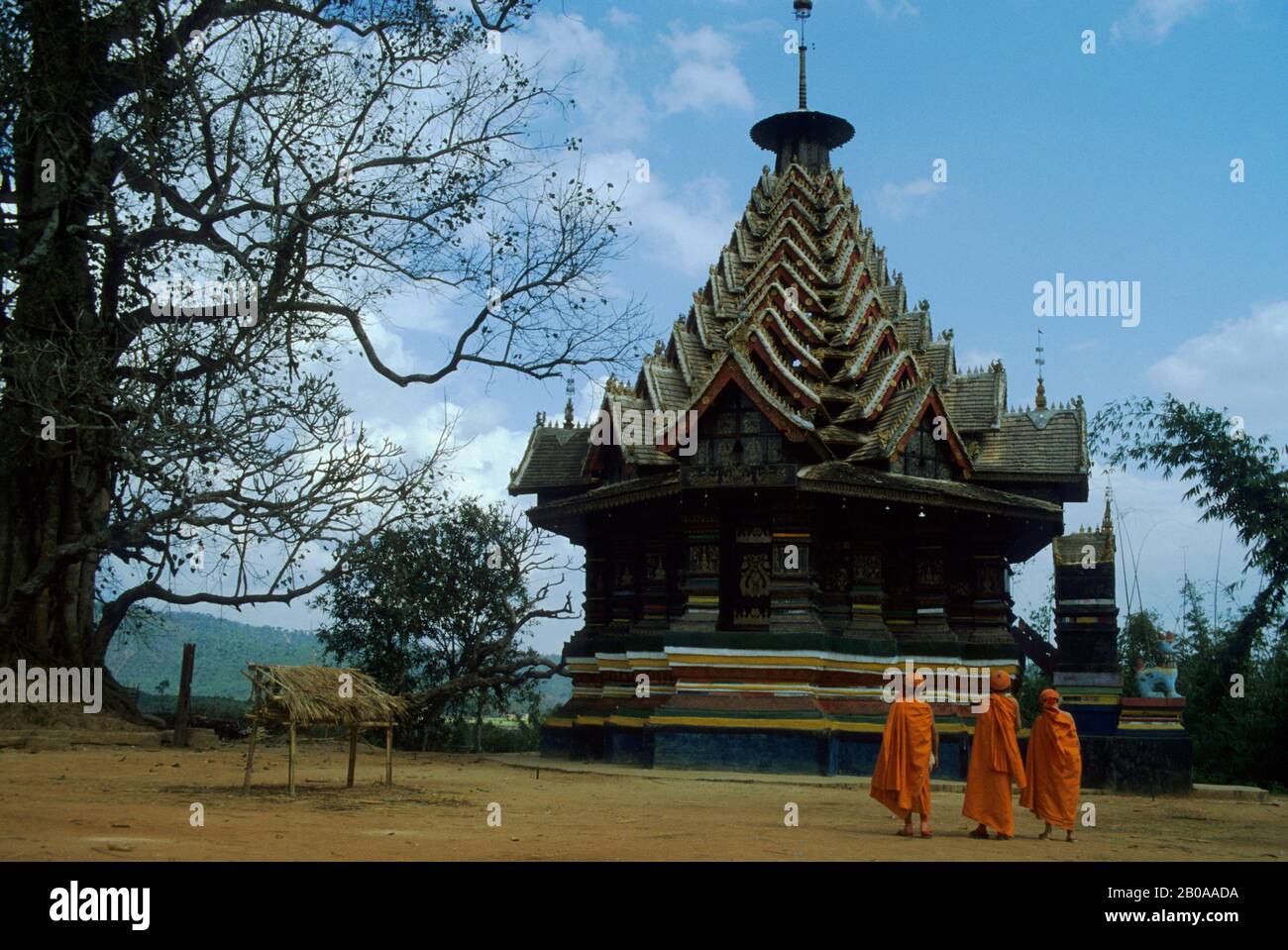 CHINA, PROVINZ YUNNAN, XISHUANG BANA, MÖNCH VOR EINER PAGODE Stockfoto