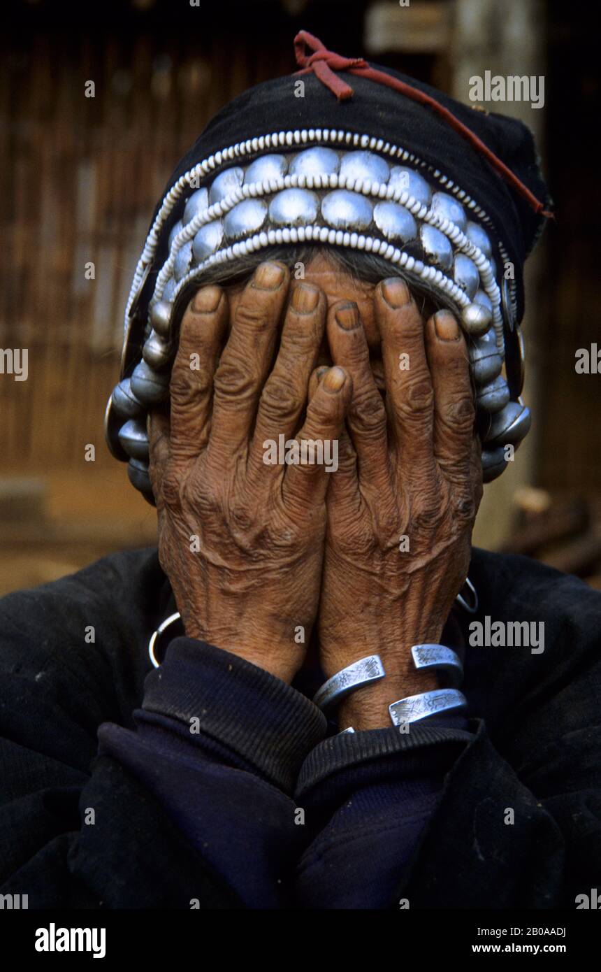 CHINA, XISHUANG BANA, PROVINZ YUNAN, ALTE HANI-FRAU, DIE GESICHT BEDECKT, UM NICHT FOTOGRAFIERT ZU WERDEN Stockfoto