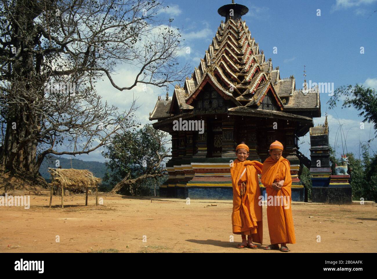 CHINA, XISHUANG BANA, MÖNCH VOR EINER PAGODE Stockfoto