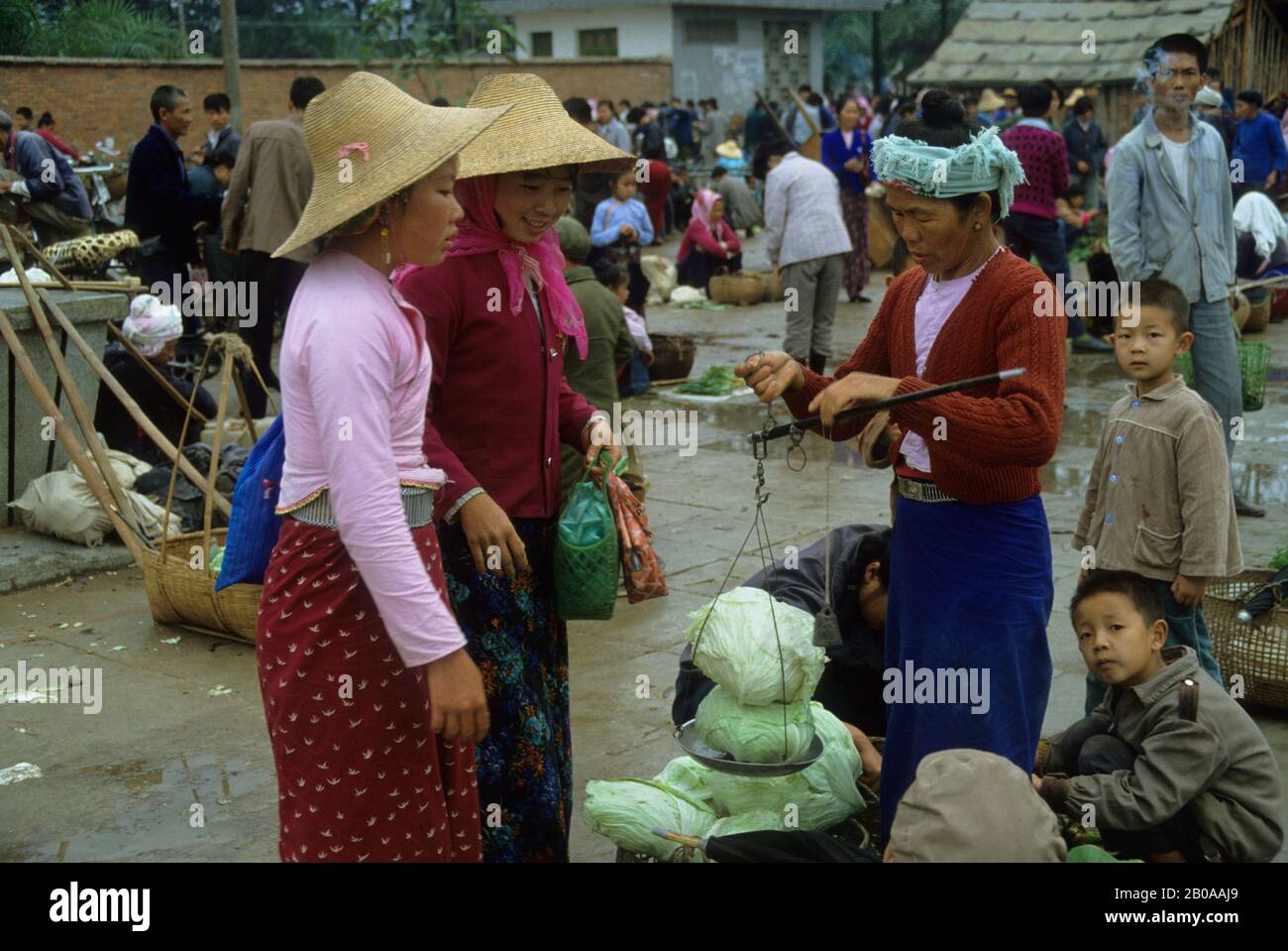 CHINA, PROVINZ YUNNAN, XISHUANG BANA, JINGHONG MARKTSZENE MIT DAI-LEUTEN, DIE KOHL WIEGEN Stockfoto