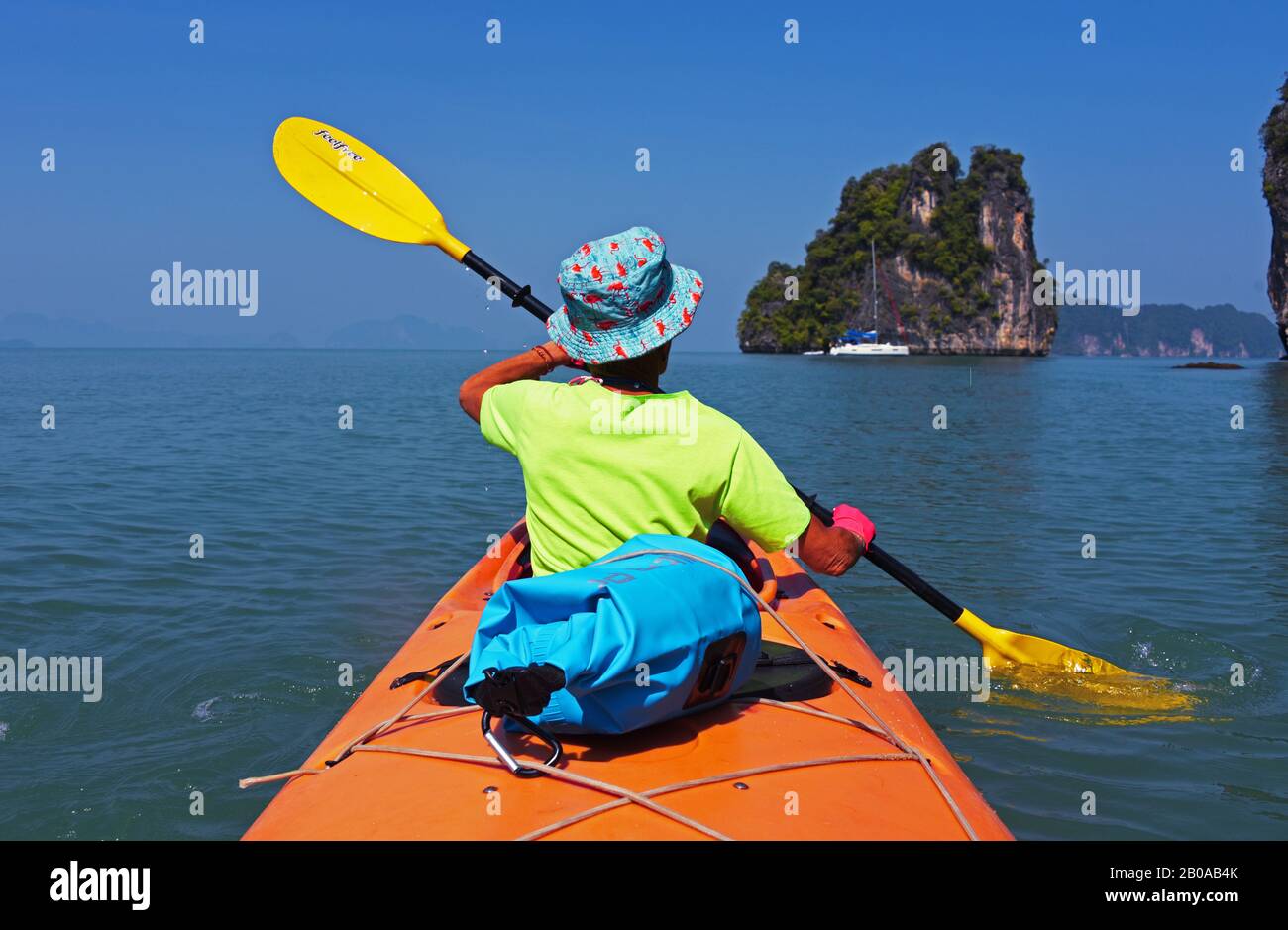Kajaktour im Andamansee östlich der Insel Phuket, Thailand, Phuket, Ao Phang Nga National Park Stockfoto