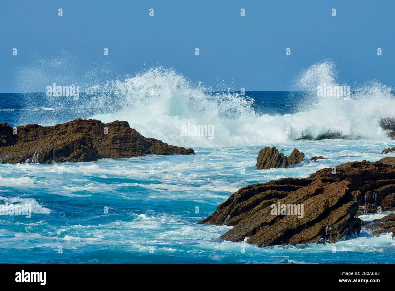 Wellen aus dem atlantik brechen, Spanien, Baskenland, Hondarribia Stockfoto