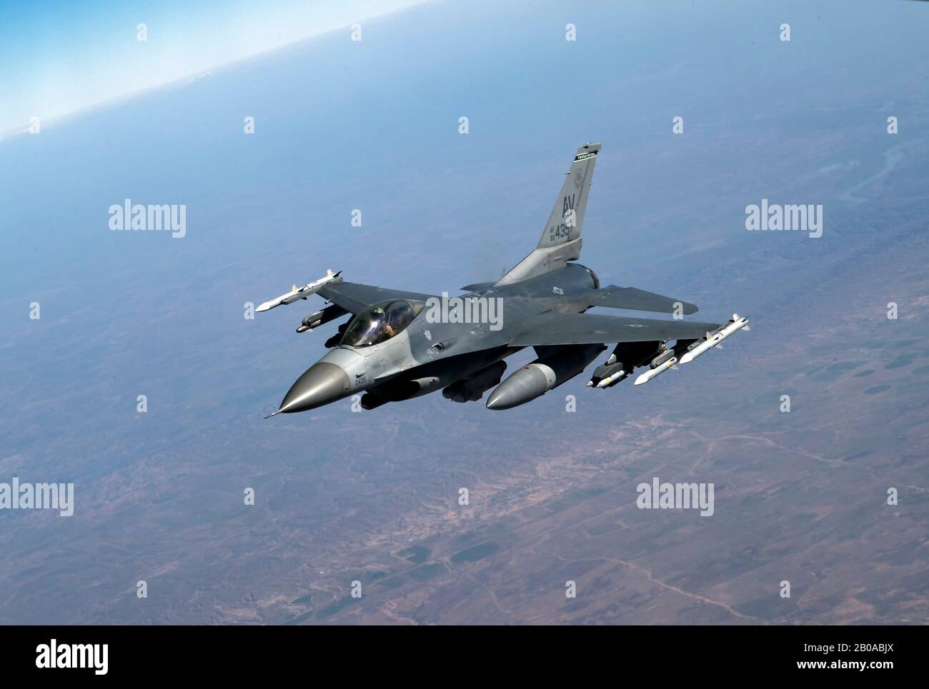Ein Kampfflugzeug der U.S. Air Force F-16 Fighting Falcon, das der 555th Expeditionary Fighter Squadron zugeordnet wurde, während einer Mission vom 6. Februar 2020 über den Irak. Stockfoto