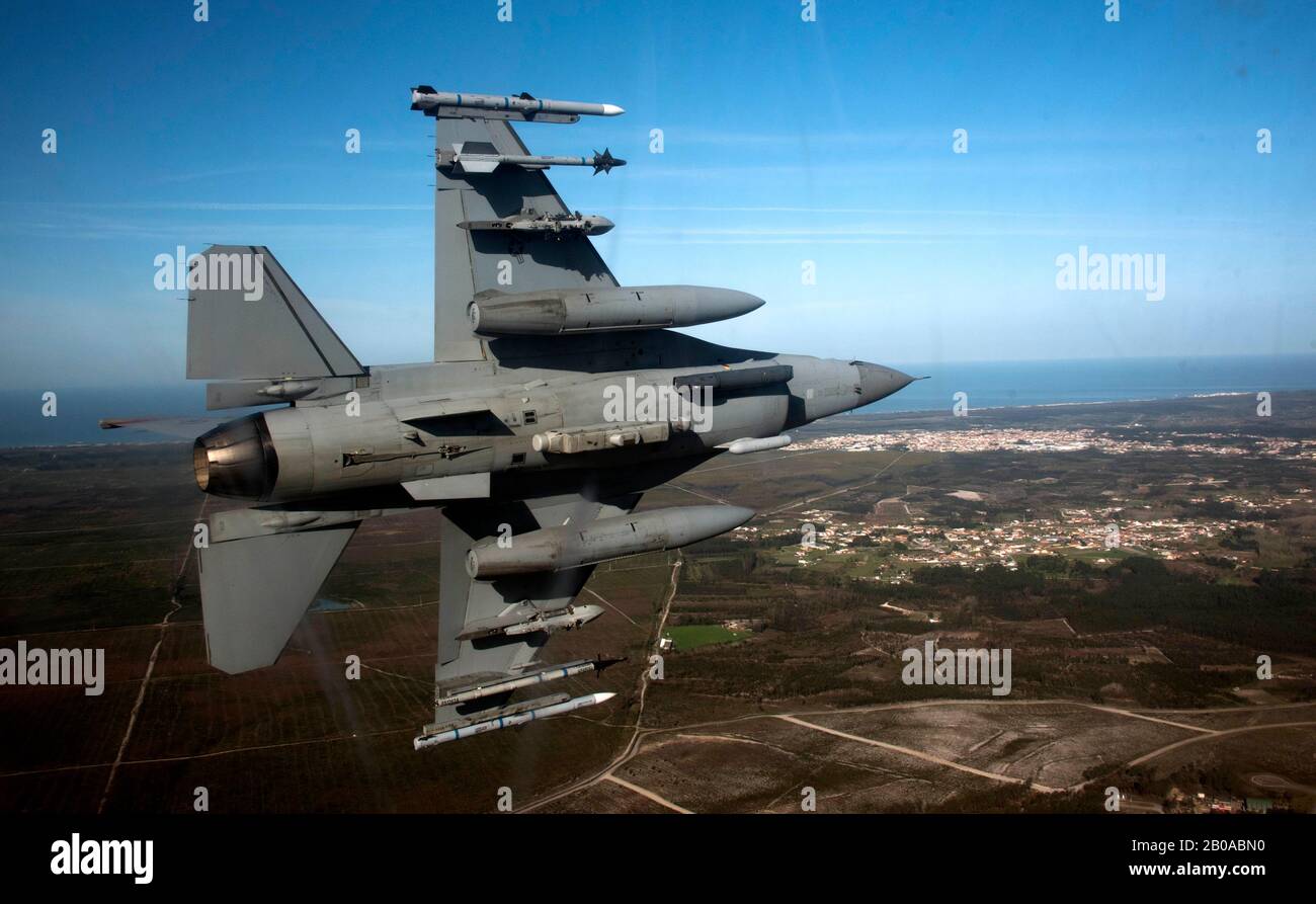 Ein Kampfflugzeug der U.S. Air Force F-16 Fighting Falcon, der der 48th Expeditionary Fighter Squadron Banks zugeteilt wurde, verließ während einer Routinemission am 5. Februar 2020 über Leiria, Portugal. Stockfoto
