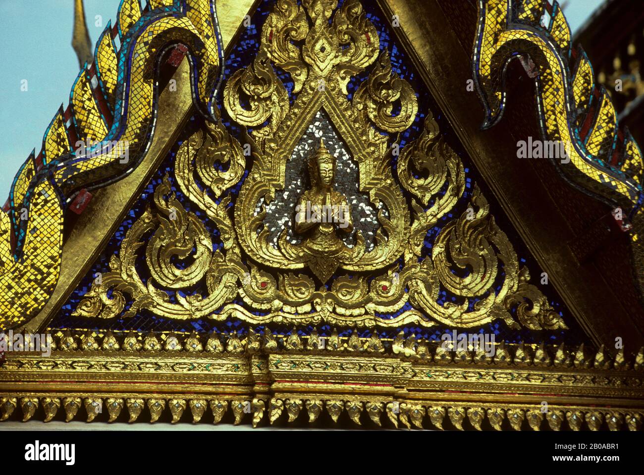 THAILAND, BANGKOK, GRAND PALACE, TEMPEL DES SMARAGD-BUDDHA, DETAIL DER TEMPELFRONT Stockfoto