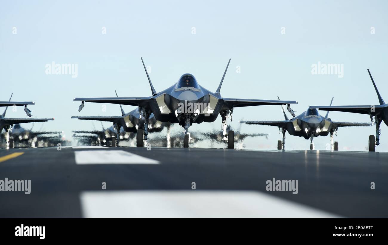 US Air Force Active Duty 388th und Reserve 419th Fighter Wings F-35A Lightning II Stealth-Kampfflugzeug, bilden sich auf der Startbahn für eine Show of Forces, die als Elephant Walk auf der Hill Air Base vom 6. Januar 2020 in Ogden, Utah, bezeichnet wird. Stockfoto