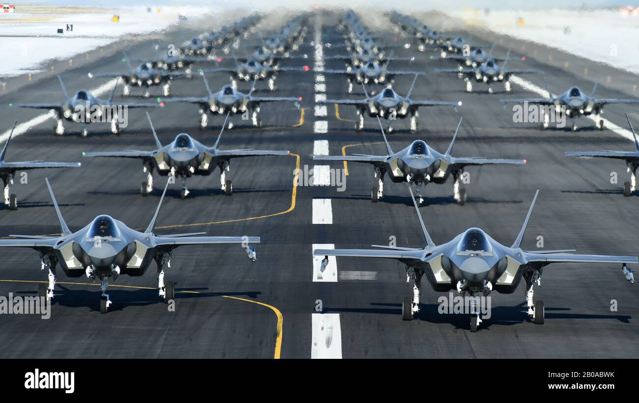 US Air Force Active Duty 388th und Reserve 419th Fighter Wings F-35A Lightning II Stealth-Kampfflugzeug, bilden sich auf der Startbahn für eine Show of Forces, die als Elephant Walk auf der Hill Air Base vom 6. Januar 2020 in Ogden, Utah, bezeichnet wird. Stockfoto