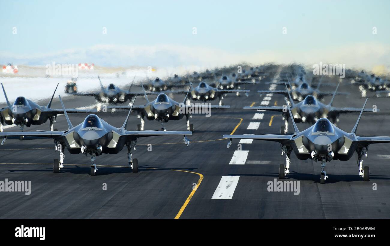 US Air Force Active Duty 388th und Reserve 419th Fighter Wings F-35A Lightning II Stealth-Kampfflugzeug, bilden sich auf der Startbahn für eine Show of Forces, die als Elephant Walk auf der Hill Air Base vom 6. Januar 2020 in Ogden, Utah, bezeichnet wird. Stockfoto