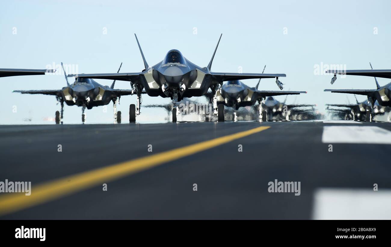 US Air Force Active Duty 388th und Reserve 419th Fighter Wings F-35A Lightning II Stealth-Kampfflugzeug, bilden sich auf der Startbahn für eine Show of Forces, die als Elephant Walk auf der Hill Air Base vom 6. Januar 2020 in Ogden, Utah, bezeichnet wird. Stockfoto