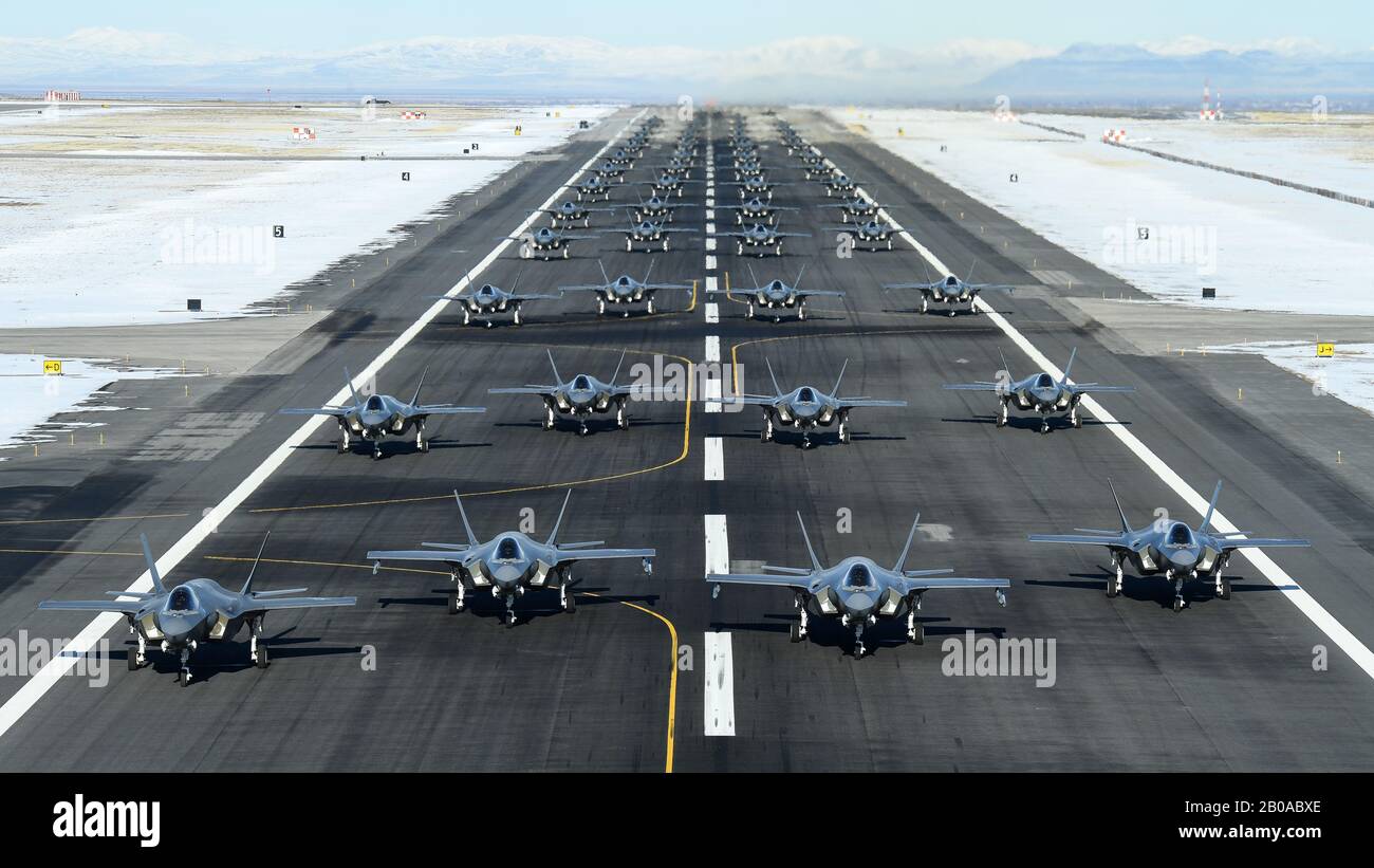 US Air Force Active Duty 388th und Reserve 419th Fighter Wings F-35A Lightning II Stealth-Kampfflugzeug, bilden sich auf der Startbahn für eine Show of Forces, die als Elephant Walk auf der Hill Air Base vom 6. Januar 2020 in Ogden, Utah, bezeichnet wird. Stockfoto