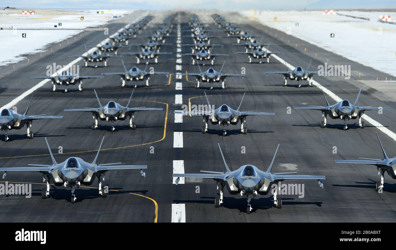 US Air Force Active Duty 388th und Reserve 419th Fighter Wings F-35A Lightning II Stealth-Kampfflugzeug, bilden sich auf der Startbahn für eine Show of Forces, die als Elephant Walk auf der Hill Air Base vom 6. Januar 2020 in Ogden, Utah, bezeichnet wird. Stockfoto